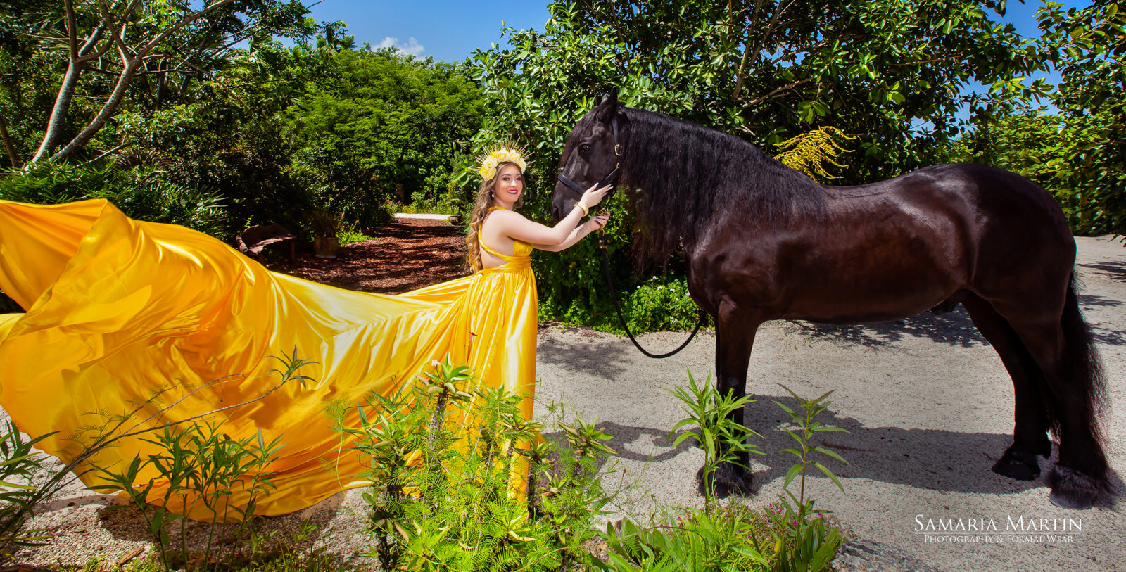 Quinceanera photoshoot with horse, exclusive photo with flying yellow dress, fotografos profesionales en Miami, tienda de vestidos de quinces, quince photoshoot