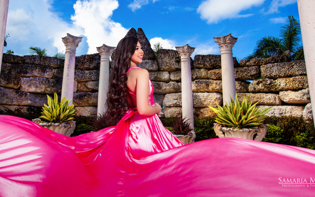 Quinceanera with pink dress, fotos en Villa Turqueza, photos quince with flying dress, quinces Florida, Florida photography
