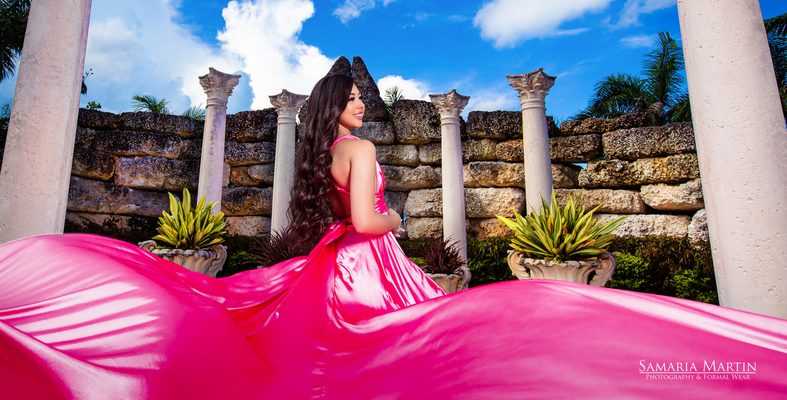 Quinceanera with pink dress, fotos en Villa Turqueza, photos quince with flying dress, quinces Florida, Florida photography
