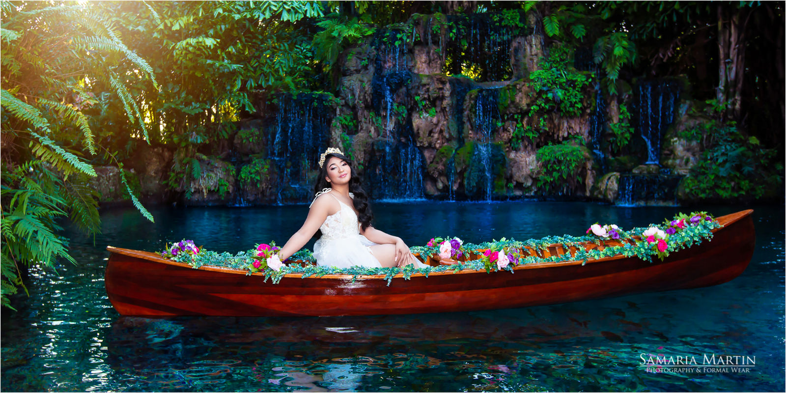 Exclusive photo in a lake, quinceanera with flowers, quinceanera dress store, rent of quinceañeras dresses, Samaria Martin photography in Miami
