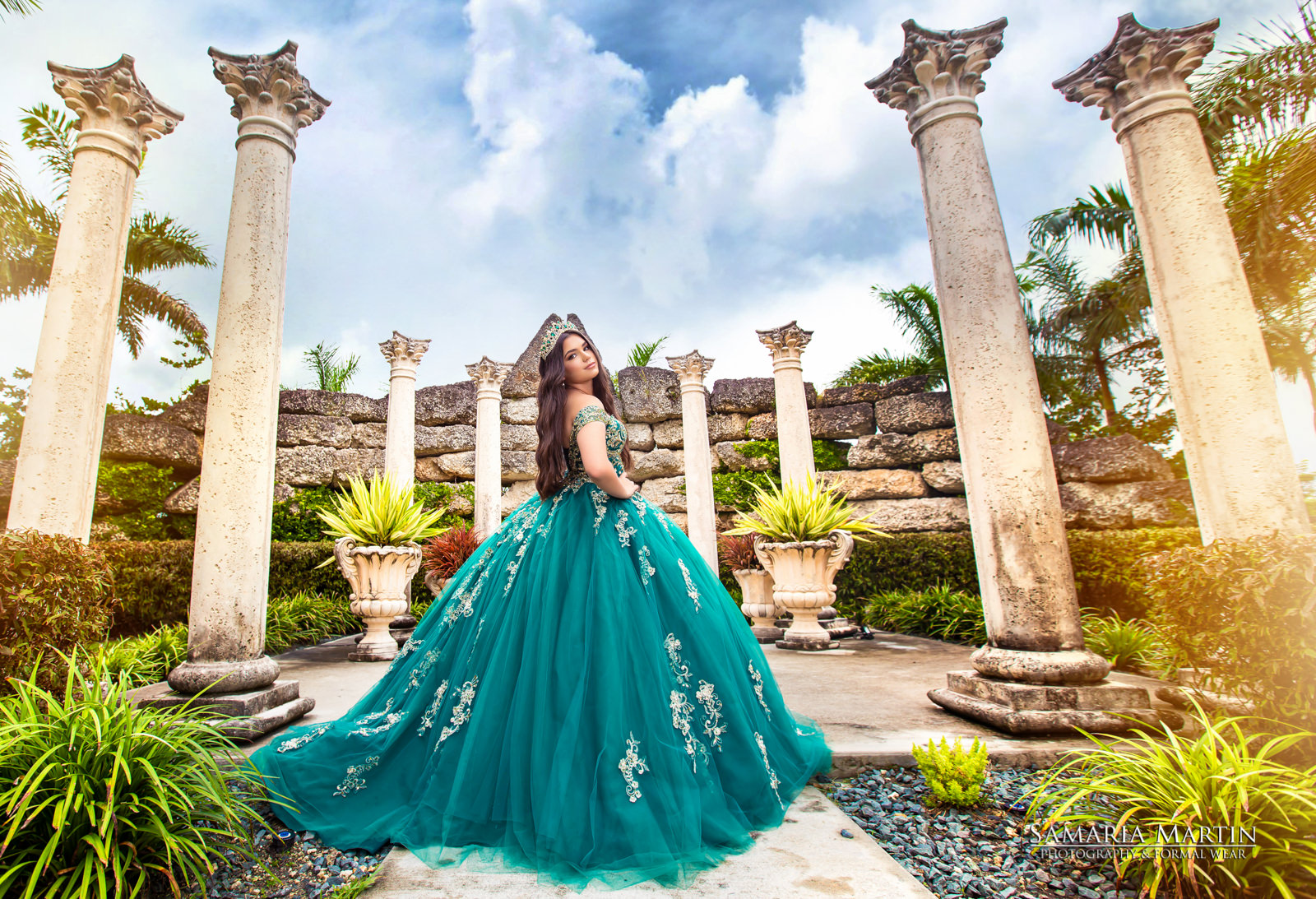 Quince Photography, mejores sesiones de fotos para quinceaneras en Miami, green quinceanera dresses, quinceanera Villa Turqueza photoshoot, Samaria Martin photography 1